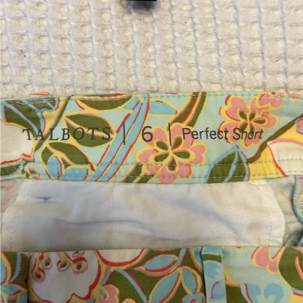Talbots Women’s Perfect Shorts Floral Print Cotton Blend Trailing Hibiscus 6 - Picture 4 of 5